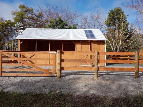 Jo-ann Settler Stable with Double Tack Shed